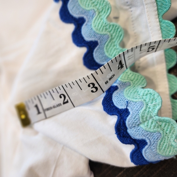 NWT'S Crown & ivy White Shorts with Blue and Green Scallop Trim - Picture 11 of 11